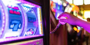 sss999net လောင်းကြေး — Esports နှင့် ဘောလုံး Live Betting ဖုန်းဖြင့် ကစားနေသောမြင်ကွင်း